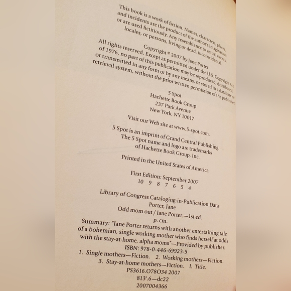 Autographed book. Author Jane Porter, Odd Mom Out, Paperback. - Picture 5 of 7